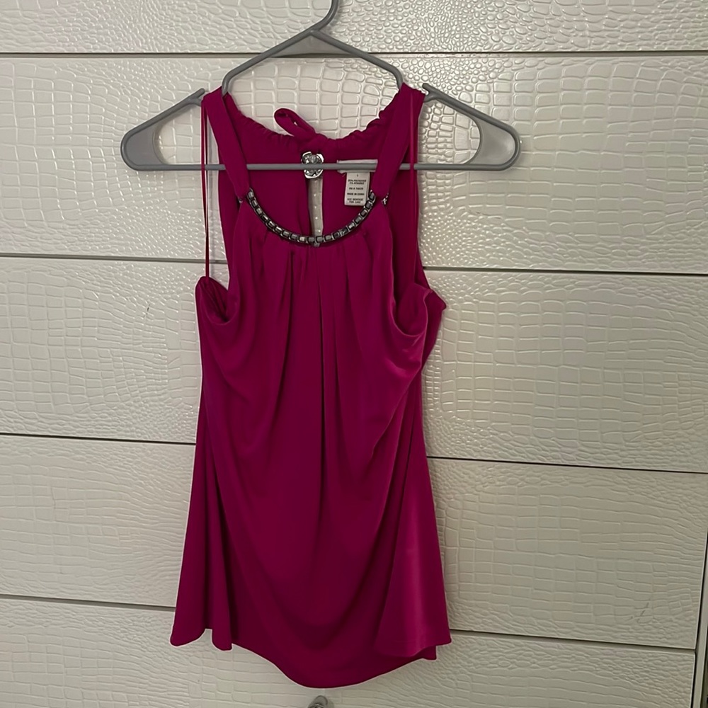 Attached necklace in sleeveless top